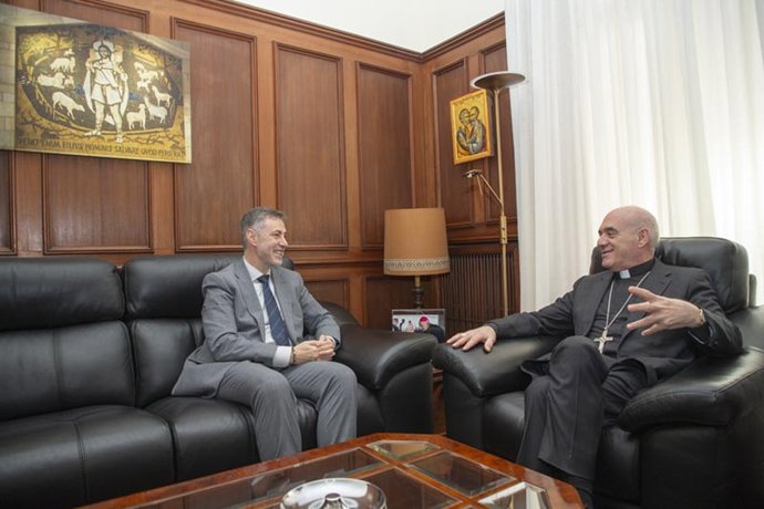 El consejero de Cultura, Luis Martínez Abad, y el Obispo de Santander, Arturo Ros