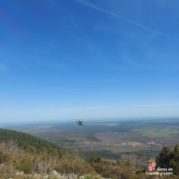 Helicóptero durante el rescate de un trabajador herido cerca de El Maíllo (Salamanca).