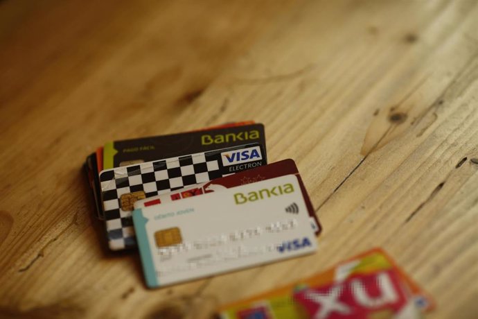 Archivo - tarjetas de crédito, débito, banco, bancos, entidades financieras, doble comisión, comisiones, compras, comprar, cajero, consumo, consumir