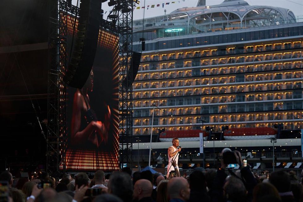 Robbie Williams protagoniza el bautizo del Mein Schiff Relax de TUI en el puerto de Málaga ante 12.000 personas.