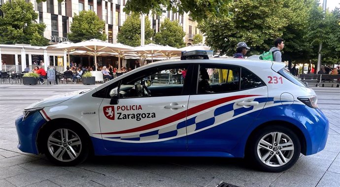 Archivo - Coche de Policía Local en Zaragoza.