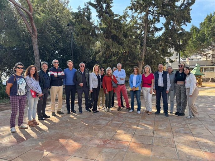 La regidora de Infraestructuras, Accesibilidad y Polígonos Industriales del Ayuntamiento de Palma, Belén Soto, junto a los miembros de las asociaciones vecinales este jueves en el parque de la Quarentena.
