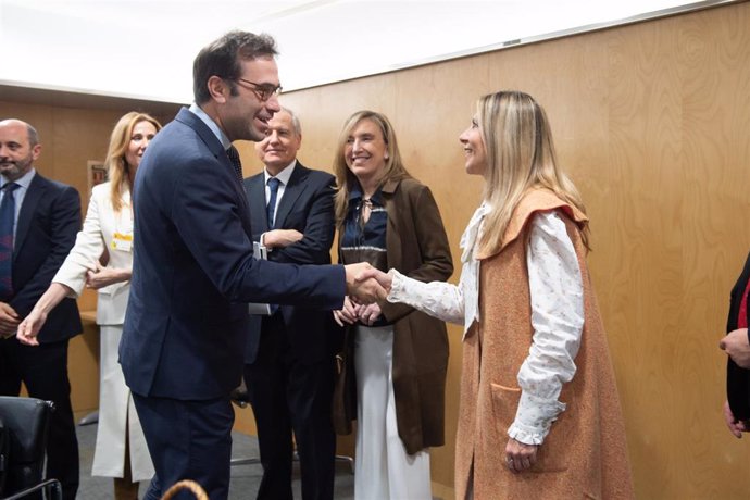 El ministro de Economía, Comercio y Empresa, Carlos Cuerpo, saluda a la vicepresidenta consejera de Economía,, Mar Vaquero, durante el 'Consejo Interterritorial de Internacionalización'.