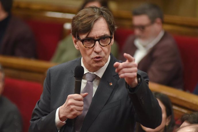 El presidente de la Generalitat, Salvador Illa, durante la sesión de control al Govern en el Parlament