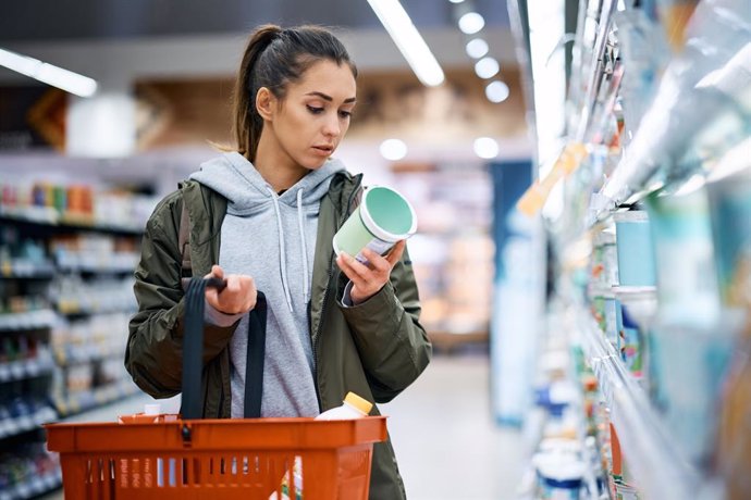 Archivo - Arquivo - Uma mulher observando as informações em um rótulo de produto.