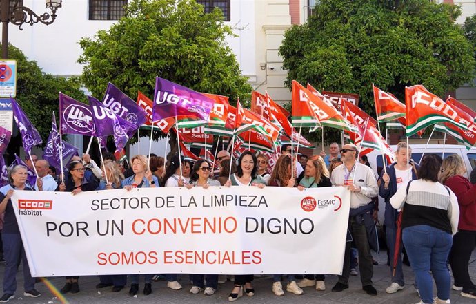 Imagen de la concentración ante la sede de la CES