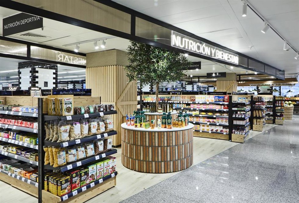 Archivo - Área de nutrición y bienestar del centro comercial en Genil. Archivo.