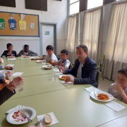 En el delegado de Desarrollo Educativo de la Junta en Huelva, Carlos Soriano, en el CEIP Juan Ramón Jiménez de Huelva.