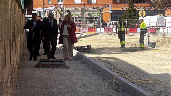 Ayala y Arroita en la visita al futuro aparcamiento de El Silo, en Burgos.