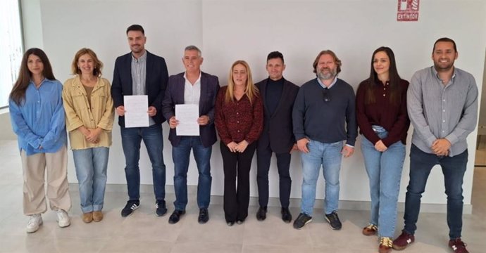 Ediles de Compromiso Manilva y Con Andalucía Izquierda Unida Manilva tras registrar una moción de censura contra el alcalde del PP en esta localidad malagueña.
