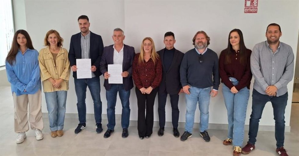Ediles de Compromiso Manilva y Con Andalucía Izquierda Unida Manilva tras registrar una moción de censura contra el alcalde del PP en esta localidad malagueña.