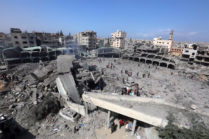 GAZA, 4 de abril de 2025 -- Pessoas são vistas em uma escola transformada em abrigo após um ataque aéreo israelense, na Cidade de Gaza, em 4 de abril de 2025. Pelo menos 29 palestinos foram mortos e mais de 100 ficaram feridos em um ataque israelense cont