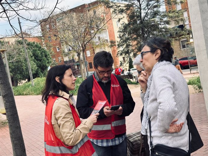 La regidora dels Comuns Carol Recio parlant amb veïns de la Trinitat