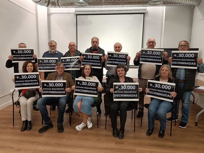 Familiares de víctimas y colectivos sociales, agrupados por la Asociación Dignidad y Justicia en las Residencias de Mayores.