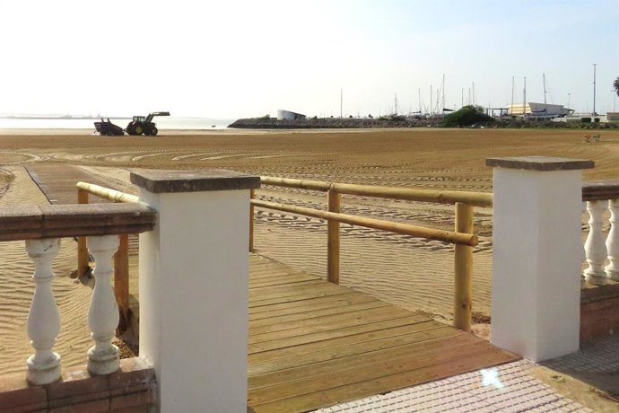 Trabajos previos al inicio de la temporada media en una playa de Rota.