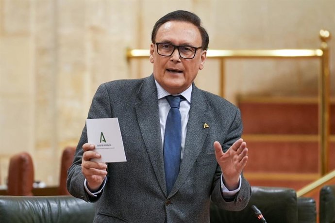 El consejero de Universidad, José Carlos Gómez Villamandos, en el Pleno del Parlamento andaluz.