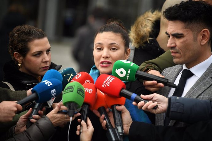 La actriz, Elisa Mouliaá, junto a su abogado, Alfredo Arrién, atienden a los medios a su salida de los Juzgados de Plaza de Castilla tras entregar su móvil al juez del ‘caso Errejón’, a 13 de marzo de 2025, en Madrid (España). 
