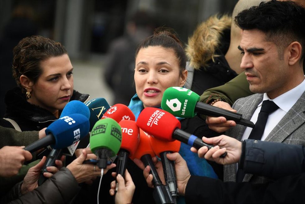 La actriz, Elisa Mouliaá, junto a su abogado, Alfredo Arrién, atienden a los medios a su salida de los Juzgados de Plaza de Castilla tras entregar su móvil al juez del caso Errejón, a 13 de marzo de 2025, en Madrid (España). 