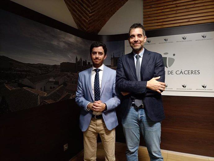 El presidente del Consejo Provincial de Política Públicas de la Diputación de Cáceres, Gabriel Moreno, junto con Lorenzo Mariano Juárez, Catedrático de Antropología de la UEx