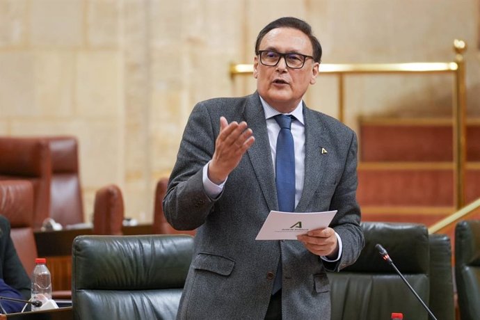 El consejero de Universidad de la Junta de Andalucía, José Carlos Gómez Villamandos, en el Pleno del Parlamento de Andalucía.