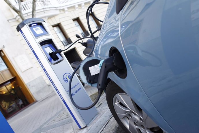 Archivo - Coche eléctrico, enchufe, motor, vehículo, híbrido, sostenibilidad, transporte