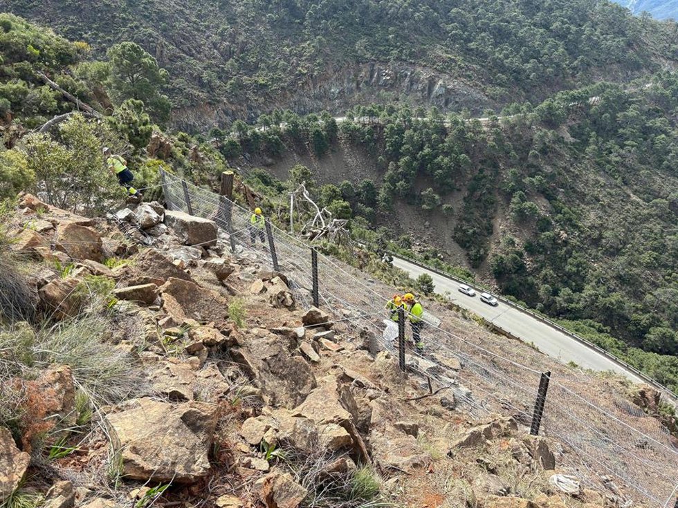 La Junta continua con las obras de reparación de la A-397 para intentar acortar plazos.