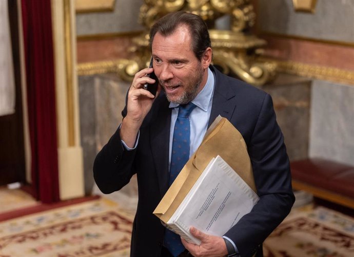 El ministro de Transportes y Movilidad Sostenible, Óscar Puente, durante una sesión de control al Gobierno, en el Congreso de los Diputados, a 9 de abril de 2025, en Madrid (España). 