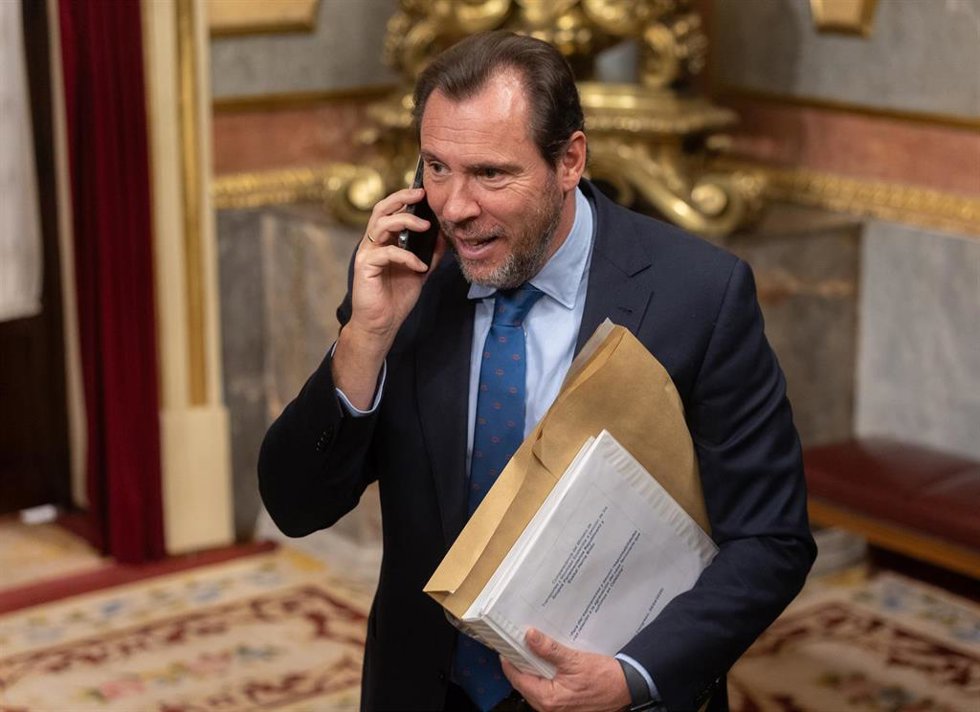 El ministro de Transportes y Movilidad Sostenible, Óscar Puente, durante una sesión de control al Gobierno, en el Congreso de los Diputados, a 9 de abril de 2025, en Madrid (España). 