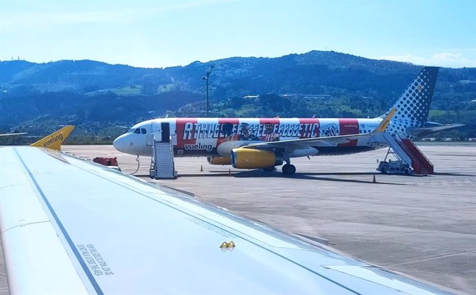 Avión con los colores del Athletic Club en el Aeropuerto de Bilbao