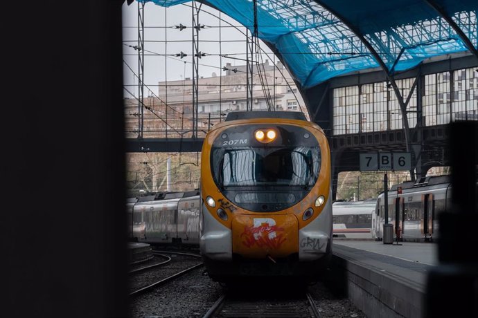 Archivo - Un tren en la estación de Francia, donde opera Rodalies