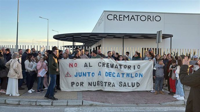 Archivo - Imagen de la protesta vecinal ante el nuevo crematorio de Alcalá de Guadaíra