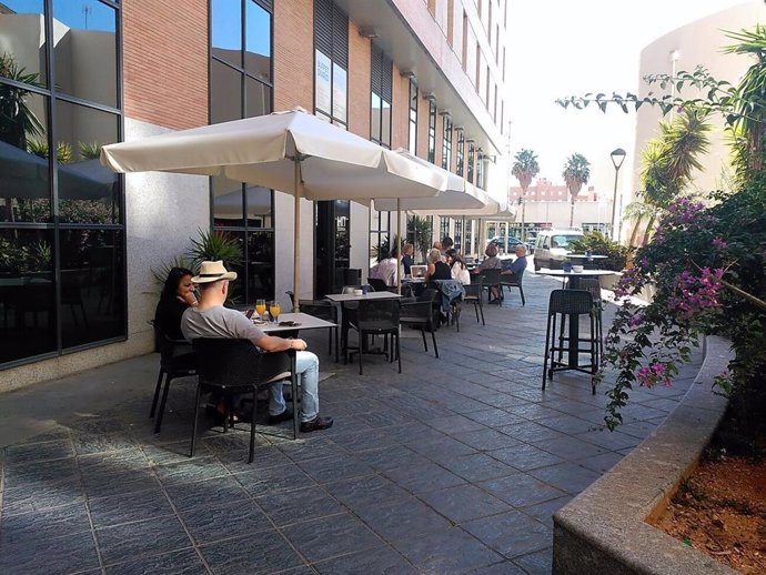 Archivo - Terraza de un hotel en Almería. 