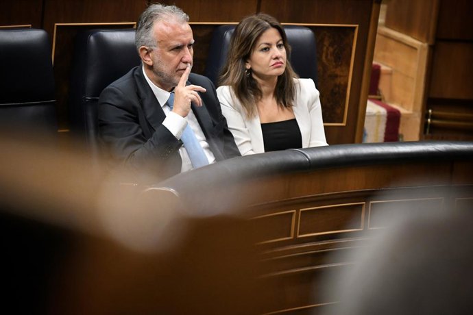 La ministra de Joventut i Infància, Sira Rego i el ministre de Política Territorial, Ángel Víctor Torres, durant una sessió plenària al Congrés dels Diputats, a 10 d'abril del 2025, a Madrid (Espanya). 