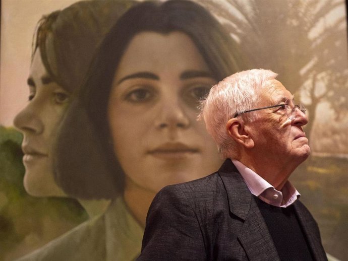 Imagen del artista valenciano Rafael Armengol en la exposición que acoge con sus retratos la Sala Parpalló del Muvim, en València, bajo el título 'Cara a cara. Rafael Armengol (Retrats)'.