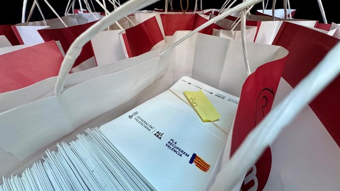 Archivo - Arxiu - La Generalitat ofereix 50 treballadors i 21 punts d'atenció de reforç al repartiment de targetes de transport gratuït