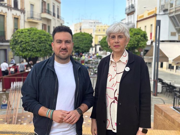 La delegada, Luisa Campos,  y del responsable municipal de Cultura y Patrimonio, Christopher Rivas.