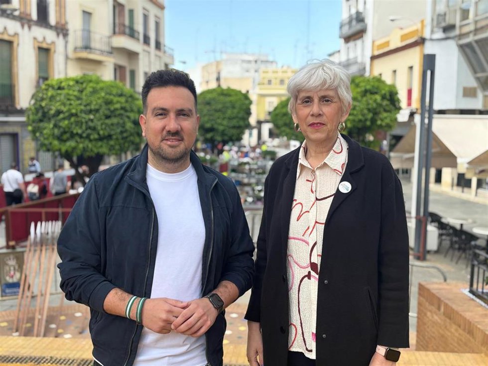 La delegada, Luisa Campos,  y del responsable municipal de Cultura y Patrimonio, Christopher Rivas.