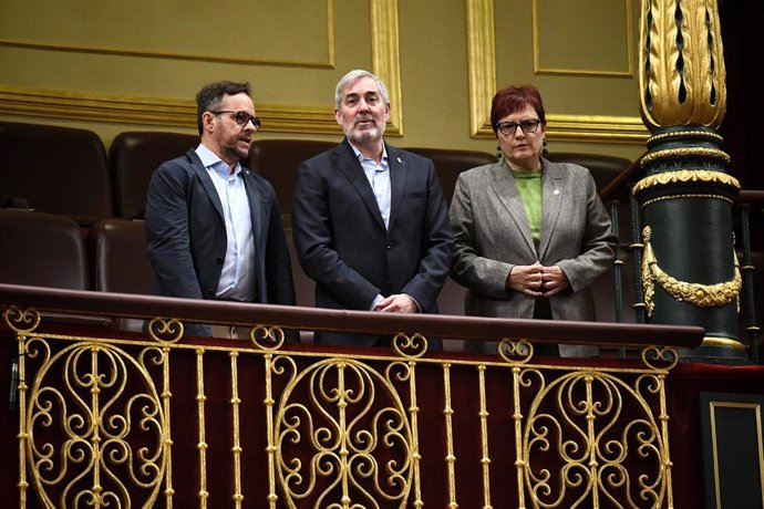 El presidente de Canarias, Fernando Clavijo (C), en una sesión plenaria en el Congreso de los Diputados, a 10 de abril de 2025, en Madrid (España). 
