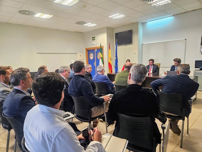 El consejero de Economía se reúne con representantes de los sectores afectados por los aranceles de EEUU