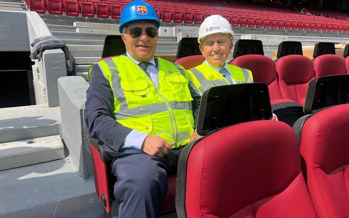 El presidente del FC Barcelona, Joan Laporta, con el presidente de Limak, Nihat Ozdemir, en su visita a las obras del Spotify Camp Nou el 10 de abril de 2025