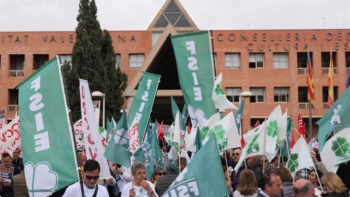 FSIE-CV es concentra enfront de la Conselleria d'Educació per a reclamar un acord que permeta mantenir la jubilació parcial del professorat