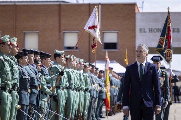 El ministro de Interior, Fernando Grande-Marlaska, durante la jura de bandera de la 171ª promoción del Colegio de Guardias Jóvenes, el 10 de abril de 2025, en Valdemoro (Madrid).