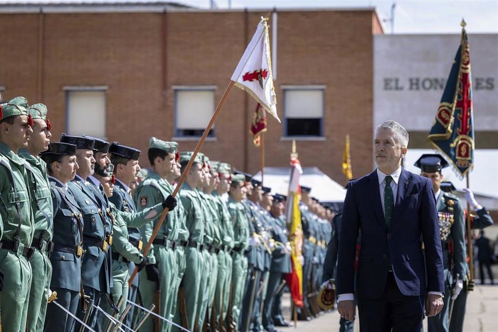 El ministro de Interior, Fernando Grande-Marlaska, durante la jura de bandera de la 171 promoción del Colegio de Guardias Jóvenes, el 10 de abril de 2025, en Valdemoro (Madrid).