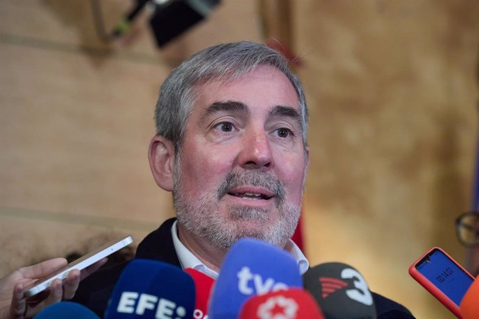 Archivo - El presidente de Canarias, Fernando Clavijo, en declaraciones  a los medios