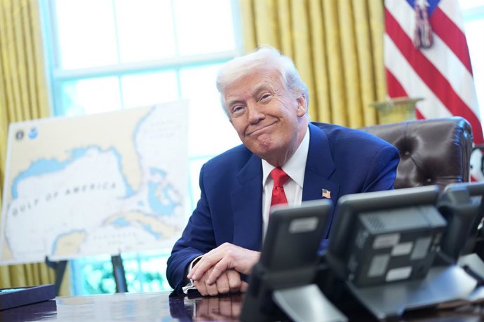 9 de abril de 2025, Washington, Distrito de Columbia, EUA: O presidente dos Estados Unidos, Donald J. Trump, sorri ao falar com repórteres após assinar uma série de ordens executivas no Salão Oval da Casa Branca em Washington, DC, EUA, na quarta-feira, 9 