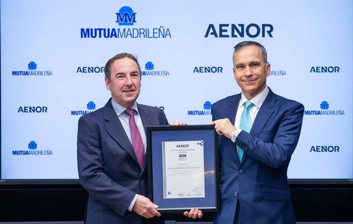 El secretario general y del consejo de administración de Mutia Madrileña, Luis Bermúdez, recibe la certificación ISO 37001 del consejero delegado de Aenor, Rafael García.