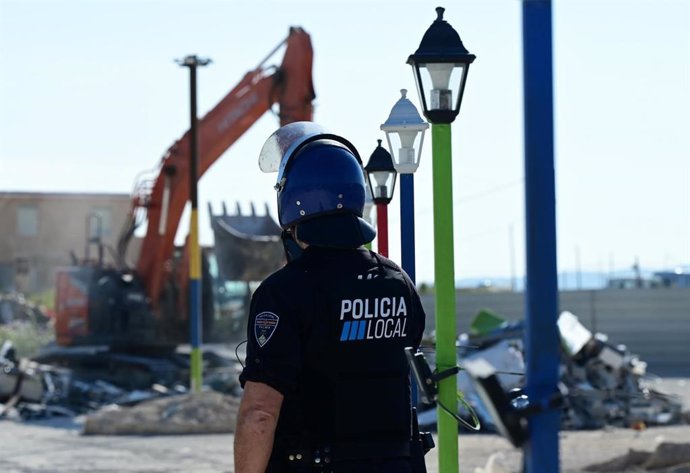Imágenes del operativo para derribar varias construcciones ilegales en el poblado de Son Banya.