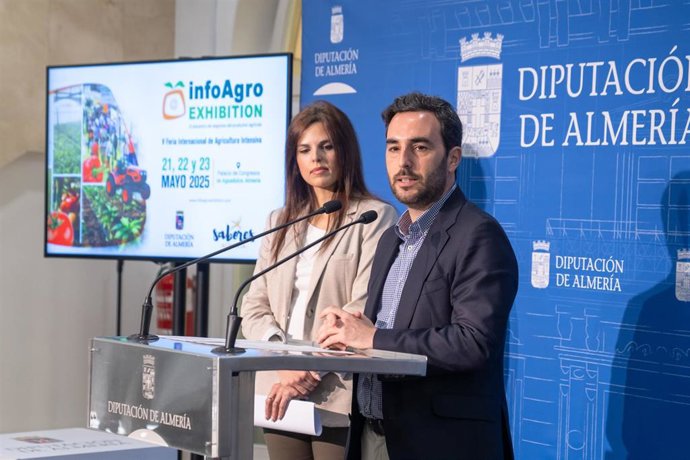 El diputado de Promoción Agroalimentaria de Almería, Carlos Sánchez, y la responsable de Comunicación de Infoagro Exhibition, Lydia Medero, durante la presentación de la feria Infoagro Exhibition 2025.