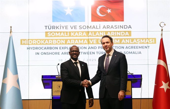 El ministro de Energía turco, Alparslan Bayraktar, con el ministro de Petróleo somalí, Dahir Shire Mohamed