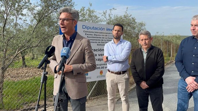 Lorite explica la actuación de la Diputación ante los alcaldes de los municipios por los que discurre el camino.